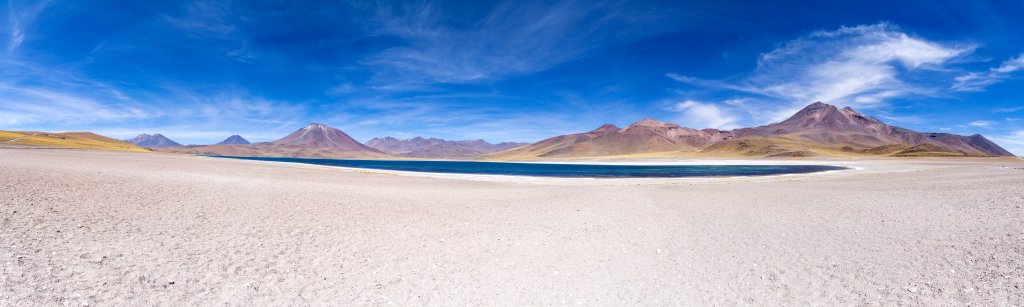 Die Laguna Miscanti (4140m) mit dem Cerro Miscanti (5622m) und dem Vulkan Miniques (5840m), Chile, November 2016.