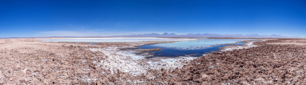 Die Laguna Tebinquinche im Salar de Atacama unweit von San Pedro de Atacama. In der Bildmitte erheben sich in der Anden-Bergkette die beiden Vulkane Licancabur (5913m) und Juriques (5704m), Chile, November 2016.