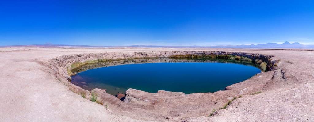 Die beiden Ojos del Salar (Augen des Salzsees) sind zwei Lagunen im Norden des Salar de Atacama zwischen der Laguna Cejar und der Laguna Tebinquinche, Chile, November 2016.