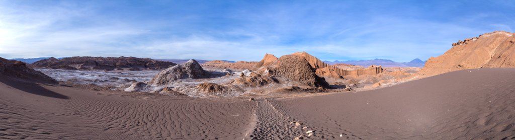 Das Valle de la Luna ist eine bizarre Landschaftsformation ca. 17 km von San Pedro de Atacama entfernt. Eine der markantesten Felsen- und Salzformationen ist das sogenannte Amphitheater, eine 40m hohe Felswand, die auf ihrer Rückseite wie eine antike Arena geformt ist, Chile, November 2016.