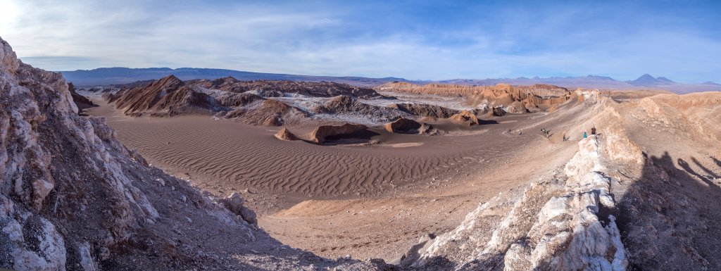 Das Valle de la Luna ist neben bizarren Felsformationen von großen Sanddünen geprägt. Von einer Felsenrippe hat man Ausblick auf das Amphitheater und den Vulkan Licancabur (5920m), Chile, November 2016.