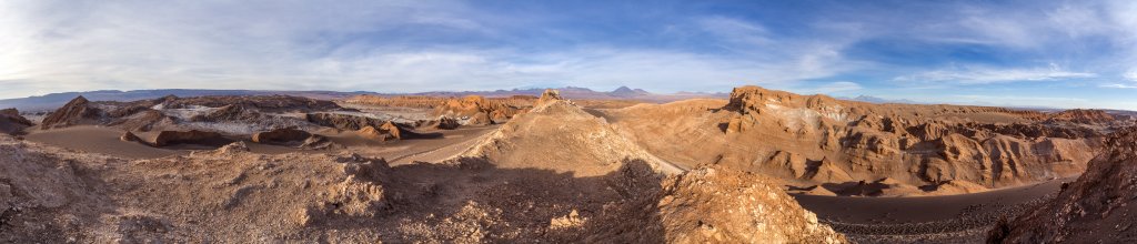 Sanddünen und bizarre Felsen - Sonnenuntergang im Valle de la Luna in der Nähe von San Pedro de Atacama, Chile, November 2016.