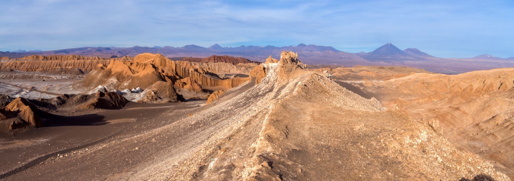 Eine Felsenrippe im hinteren Teil des Valle de la Luna eröffnet einen Ausblick auf das Amphitheater und den Vulkan Licancabur (5920m), Chile, November 2016.