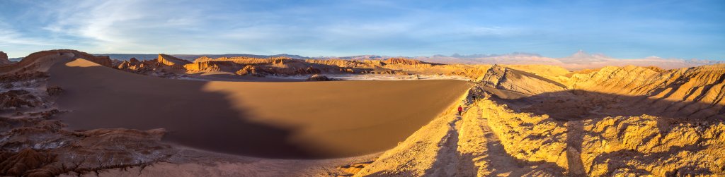 Sonnenuntergang an der großen Sanddüne vor dem Amphitheater im Valle de la Luna bei San Pedro de Atacama, Chile, November 2016.