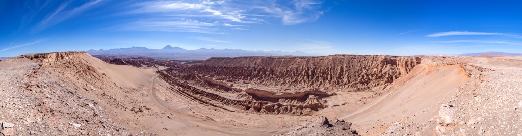 Sand und Winderosion haben im Valle de la Muerte eine bizarre Canyon-Landschaft aus Sanddünen und Felsen geschaffen, Chile, November 2016.