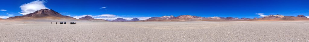 360-Grad-Panorama: Nördlich der Laguna Verde öffnet sich zwischen Cerro Nelly (5676m), dem Vulkan Licancabur (5920m) und dem Stratovulkan Sairecabur (5980m) ein Hochtal mit kräftig gefärbten Vulkanfelsen, Bolivien, November 2016.