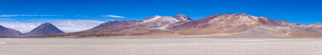 Berge mit sehr farbigem Vulkangestein auf dem Weg von der Laguna Verde zur Laguna Chalviri, Bolivien, November 2016.