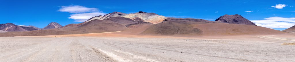 Berge mit sehr farbigem Vulkangestein auf dem Weg von der Laguna Verde zur Laguna Chalviri, Bolivien, November 2016.