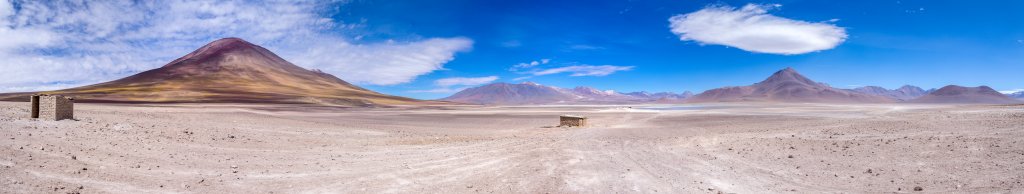 Von San Pedro de Atacama kommend überquert man die chilenisch-bolivianische Grenze unweit der Laguna Blanca auf 4480m Höhe auf der Südseite des Vulkans Licancabur (5920m), Bolivien, November 2016.