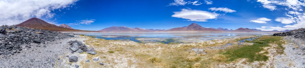 Die Laguna Blanca ist ein auf 4350m Höhe an der Grenze von Bolivien zu Chile gelegener Salzsee in unmittelbarer Nähe der Laguna Verde und des inaktiven Vulkans Licancabur (5920m), Bolivien, November 2016.