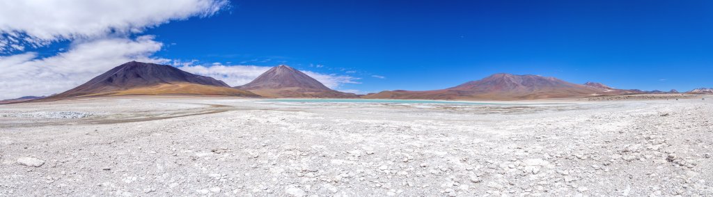 Die Laguna Verde auf 4350m Höhe ist ein durch Mineralien-Einschwemmungen leuchtend grün gefärbter Salzsee zu Füßen des inaktiven Vulkans Licancabur (5920m) im Süden Boliviens an der Grenze zu Chile, Bolivien, November 2016.
