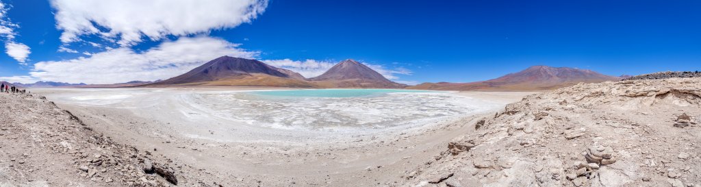 Blick über die Laguna Blanca und die Laguna Verde am Fusse des Vulkans Licancabur (5920m) auf einer Höhe von 4350m im Süden Boliviens, Bolivien, November 2016.