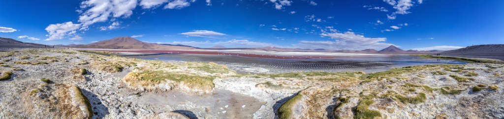 Die Laguna Colorada, deren rote Färbung von einer vorherrschenden Algenart / Plankton und kupferhaltigen Mineralien hervorgerufen wird, liegt auf einer Höhe von 4278m und ist ein Refugium für Tausende von Flamingos, Bolivien, November 2016.