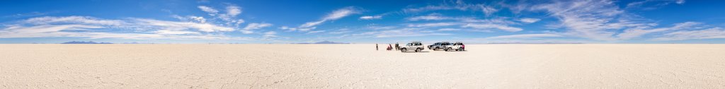 Zwischenstopp auf dem Salar de Uyuni - unendliche Weiten,... Der Salar de Uyuni in Bolivien auf ca. 3650m Höhe ist mit mehr als 10.000 Quadratkilometern der größte Salzsee der Erde. Der markanteste Punkt am Horizont ist der Vulkan Tunupa (5432m), Bolivien, November 2016.