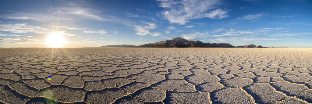 Auf dem Salar de Uyuni kurz bevor die Sonne westlich des Vulkan Tunupa (5432m) untergeht, Bolivien, November 2016.