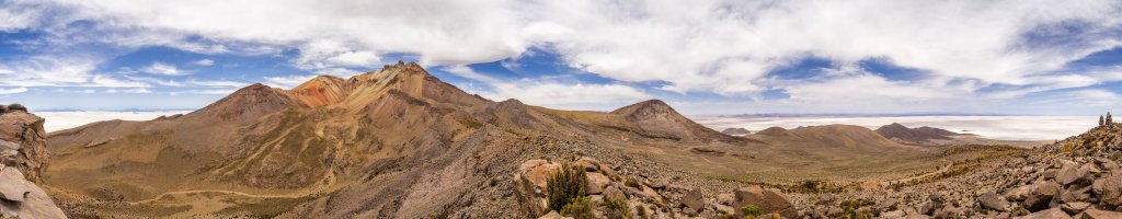 Vom Aussichtspunkt auf einem Seitengrat des Vulkans Cerro Tunapa (5432m) auf einer Höhe von 4654m und gut 1000 Höhenmeter über dem Ort Jirira am Salar de Uyuni hat man einen tiefen Einblick in die einseitig aufgerissene und bunt gefärbte Kraterflanke des Vulkans, Bolivien, November 2016.