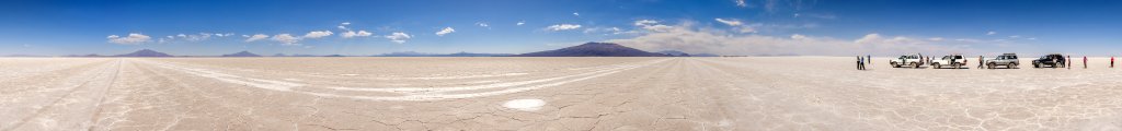Zwischenstopp auf dem ca. 70km im Durchmesser messenden Salar de Coipasa (3680m) auf dem Weg zur bolivianisch-chilenischen Grenze und mit Blick auf den Cerro Pucarani (4910m), der als Insel aus dem Salzsee herausragt. Links vom Cerro Pucarani stehen am Horizont noch die beiden 5000-er Cerro Pucara und Cerro Titivini, Bolivien, November 2016.