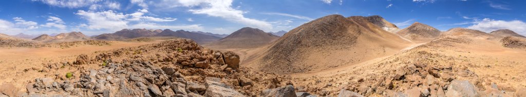 Paßüberschreitung am Cerro Rojo (5330m) und Cerro Prieto (5060m), Monumento Natural Salar de Surire, Chile, November 2016.