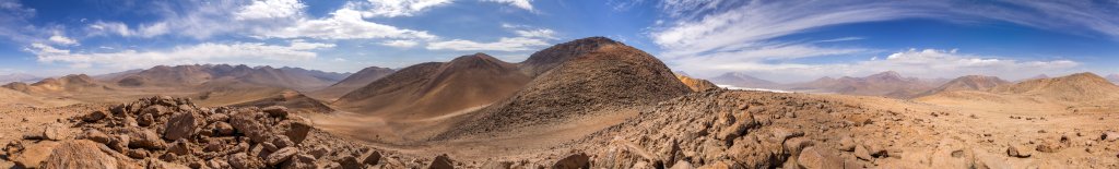 360-Grad-Panorama auf 5018m Höhe an der Paßüberschreitung zum Salar de Surire (4245m) im Norden, der neben dem Cerro Rojo (5330m) von Cerro Arintica (5420m), Cerro Puquintica (5740m) und Cerro Lliscaya (5580m) umstanden wird, Chile, November 2016.