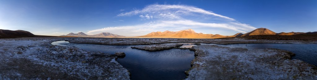 Abendstimmung an den heißen Quellen der Termas de Polloquere am Südufer des Salar de Surire mit Blick auf die von der Abendsonne angestrahlten Cerro Arintica (5420m), Cerro Puquintica (5740m), Cerro Quihuiri (5200m) und Cerro Lliscaya (5580m), Chile, November 2016.