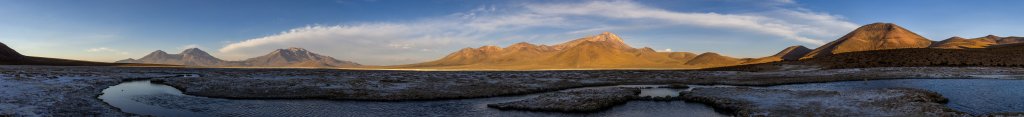 Abendstimmung an den heißen Quellen der Termas de Polloquere am Südufer des Salar de Surire mit Blick auf die von der Abendsonne angestrahlten Cerro Arintica (5420m), Cerro Puquintica (5740m), Cerro Quihuiri (5200m) und Cerro Lliscaya (5580m), Chile, November 2016.