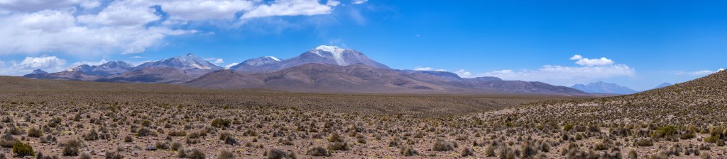 Auf dem Weg vom Salar de Surire nach Parinacota ist die chilenisch-bolivianische Grenze durch die Vulkane Uqi Uqini (5532m), Cerro Umarata (5601m), Volcan Acotango (6052m), Volcan Capurata (6039m) und den noch sehr aktiven Volcan Guallatiri (6071m) definiert. Der Gullatiri ist mit seinen 6071m Höhe nach dem Ojos del Salado (6883m) und dem Llullaillaco (6739m) der dritthöchste aktive Vulkan weltweit, Chile, November 2016.