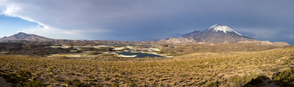 Zu Füßen von Parinacota (6348m) und Pomerape (6282m) erstreckt sich die vulkanisch geprägte Seen-, Insel- und Hügel-Landschaft der Laguna Cotacotani. Links erhebt sich der Cerro Guane-Guane (5097m), Chile, November 2016.