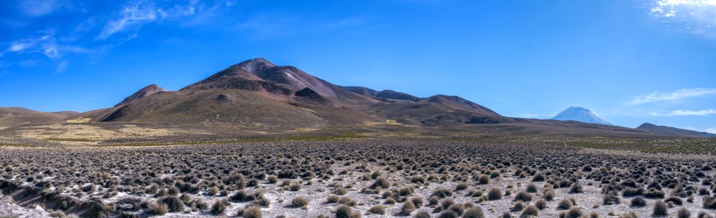 Blick von der Strasse vom Ort Parinacota auf den Cerro Guane-Guane (5097m), hinter dem rechts der Gipfel des Stratovulkans Parinacota (6348m) hervorlugt, Chile, November 2016.