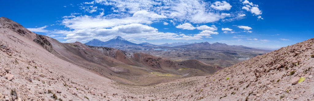 Panorama im Aufstieg auf den Cerro Guane-Guane (5097m) mit Blick auf die benachbarten Vulkane Pomerape (6282m) und Parinacota (6348m) sowie die Lague Cotacotani, Chile, November 2016.