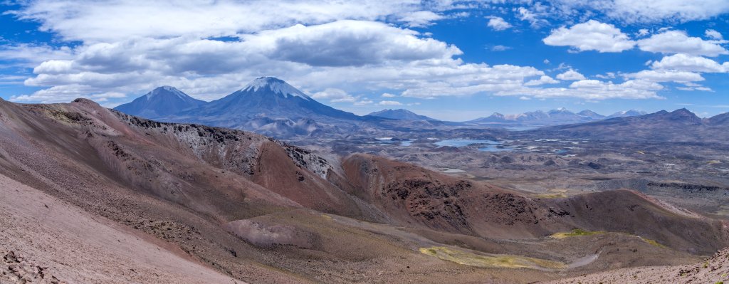 Panorama im Aufstieg auf den Cerro Guane-Guane (5097m) mit Blick auf die beiden Vulkane Pomerape (6282m) und Parinacota (6348m), die Lague Cotacotani und der Lago Chungara sowie die weiter im Süden an der Grenze zu Bolivien gelegenen Vulkane Umarata (6071m), Acotango (6052m), Cerro Elena Capurata (5990m) und Guallatiri (6071m), Chile, November 2016.