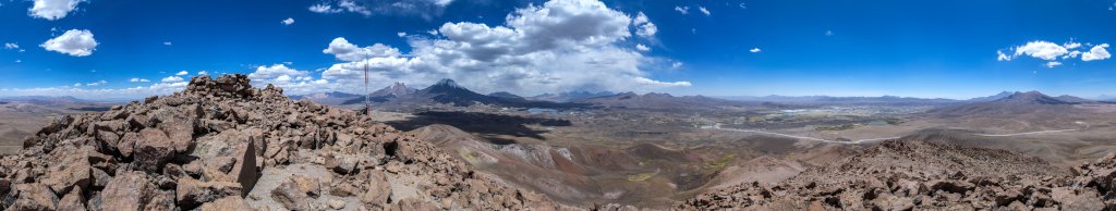 360-Grad-Panorama am Gipfel des Cerro Guane-Guane (5097m) mit Blick auf die beiden Vulkane Pomerape (6282m) und Parinacota (6348) sowie die Lague Cotacotani und den Lago Chungara, Chile, November 2016.