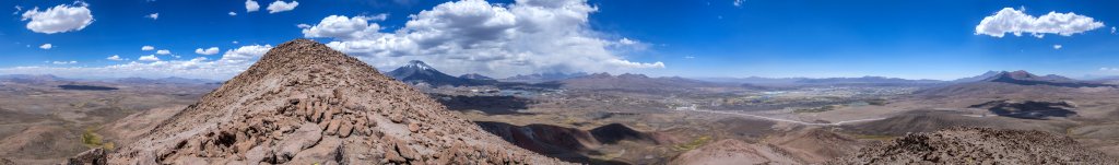 360-Grad-Panorama am Vorgipfel des Cerro Guane-Guane (5097m) mit Blick auf den Vulkane Parinacota (6348), die Lague Cotacotani und die vielen weiteren Lagunen des Lauca Nationalparks rund um den Ort Parinacota, Chile, November 2016.