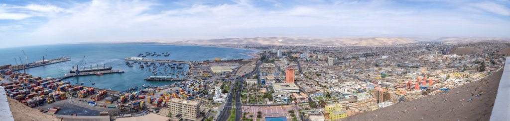 Blick vom Morro de Arica auf den Hafen und das Stadtzentrum von Arica, das in Nord-Chile nur 18km von der peruanischen Grenze am Pazifik gelegen ist, Chile, November 2016.