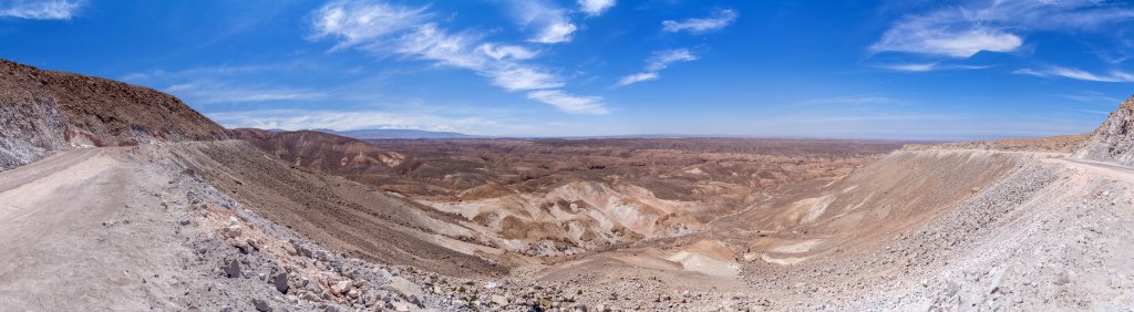 Tief eingeschnittene trockene Canyons auf dem Weg nach San Miguel de Azapa und Arica an der Pazifikküste in Nord-Chile, Chile, November 2016.