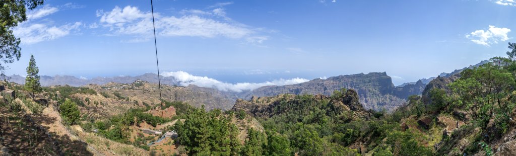 Auf der Bergstrasse von Porto Novo nach Ribeira Grande überquert man das felsige Rückgrat der Insel Santo Antão und schaut in die steilen, terrassierten Flanken des Ribeira Grande im Norden der Insel, Kapverden, März 2016.
