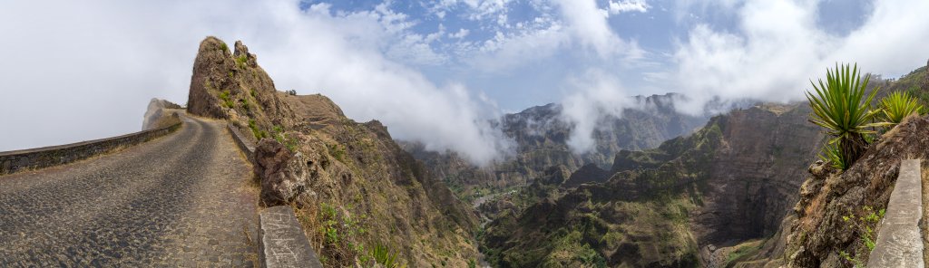 Auf der Bergstrasse von Porto Novo nach Ribeira Grande überquert man das felsige Rückgrat der Insel Santo Antão und schaut in die steilen, terrassierten Flanken des Ribeira Grande im Norden der Insel, Kapverden, März 2016.