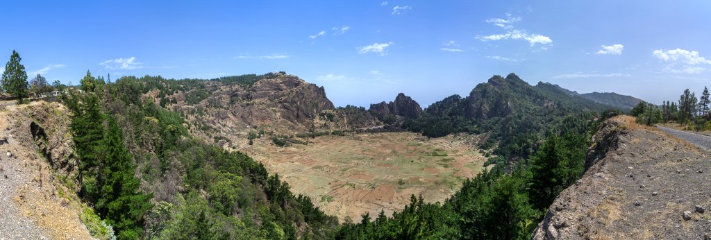 Der Cova-Krater auf Santo Antão ist ein inaktiver Vulkankrater, dessen Kraterboden intensiv landwirtschaftlich genutzt wird. Von seinem nördlichen Kraterrand hat man einen sehr schönen Blick ins Paul-Tal, Kapverden, März 2016.