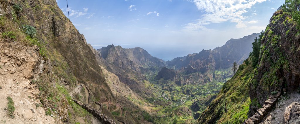 Santo Antão: Blick vom Rand des inaktiven Cova-Kraters ins grünste Tal von Santo Antão, das Paul-Tal (Ribeira do Paul), Kapverden, März 2016.