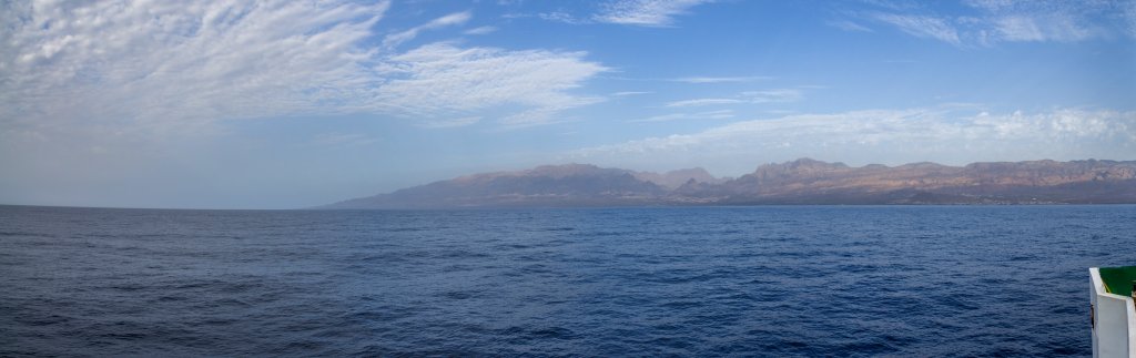 Blick auf die Südküste von Santo Antão bei der Überfahrt von São Vicente und Annäherung an den Fährhafen Porto Novo, Kapverden, März 2016.