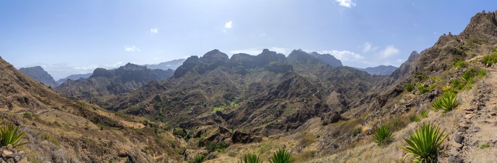 Auf alten Inselpfaden wandern wir von Caibros nach Cha de Igreja und schauen hinunter ins Tal von Boca de Ambas as Rebeiras, Kapverden, März 2016.