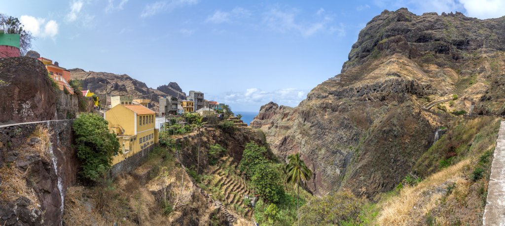 Das auf einer steil vorragenden Felsenklippe erbaute Bergdorf Fontainhas an der felsigen Nordküste von Santo Antão gilt als das schönste Dorf der Kapverden, Kapverden, März 2016.