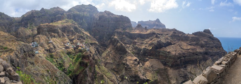 Blick auf das auf einer steilen Felsenklippe an der Nordküste von Santo Antão erbaute Bergdorf Fontainhas, Kapverden, März 2016.