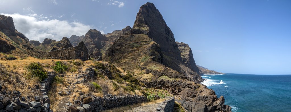 Auf Küstenpfaden entlang der Steilküste geht es an der Nordküste von Santo Antão von Cha de Igreja nach Ponta do Sol, Kapverden, März 2016.