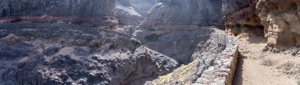 Tief eingeschnittene Schlucht an der Nordküste von Santo Antão auf dem Weg von Cha de Igreja nach Ponta do Sol, Kapverden, März 2016.