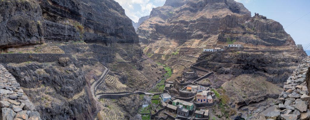 Das Bergdorf Corvo am Wanderweg von Cha de Igreja nach Ponta do Sol entlang der felsigen Nordküste von Santo Antão liegt tief eingebettet in einem Wasser führenden, fruchtbaren, tiefen Canyon dessen Hänge mit dicht gedrängten Terrassenfeldern überzogen sind, Kapverden, März 2016.