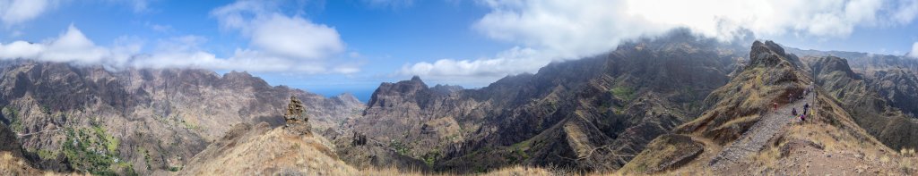 360-Grad-Panorama an einem Zwischenpass im Aufstieg aus dem Tal von Caibros zum Cha de Lagoa - am Ausgang des Tales bei Ribeira Grande eröffnet sich der Blick auf den Atlantik, Kapverden, März 2016.