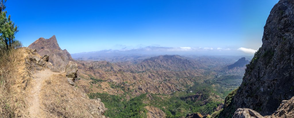 Bei der Besteigung des höchsten Berges der Kapverden-Insel Santiago, des Pico d'Antonia (1394m, links im Bild), eröffnet sich an einem Aussichtspunkt am Monte Tchota (1041m) ein weiter Rundumblick über den Nordosten der Insel, Kapverden, März 2016.