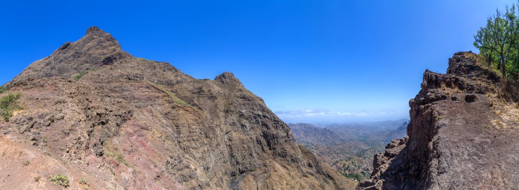 Panorama am Aussichtspunkt von Riba Achada (1005) mit Blick zum Gipfel des Pico d'Antonia (1394m), Kapverden, März 2016.