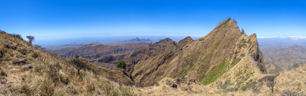 Am 1333m hohen Südgipfel des Pico d'Antonia (1394m), dem höchsten Berg der Kapverden-Insel Santiago, Kapverden, März 2016.
