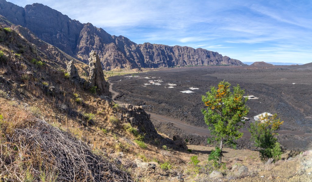 Blick auf den nördlichen Teil der Caldeira des Fogo und auf das vom Lavastrom beim Fogo-Ausbruch von 2014 verschüttete Dorf Cha das Caldeiras, Kapverden, März 2016.